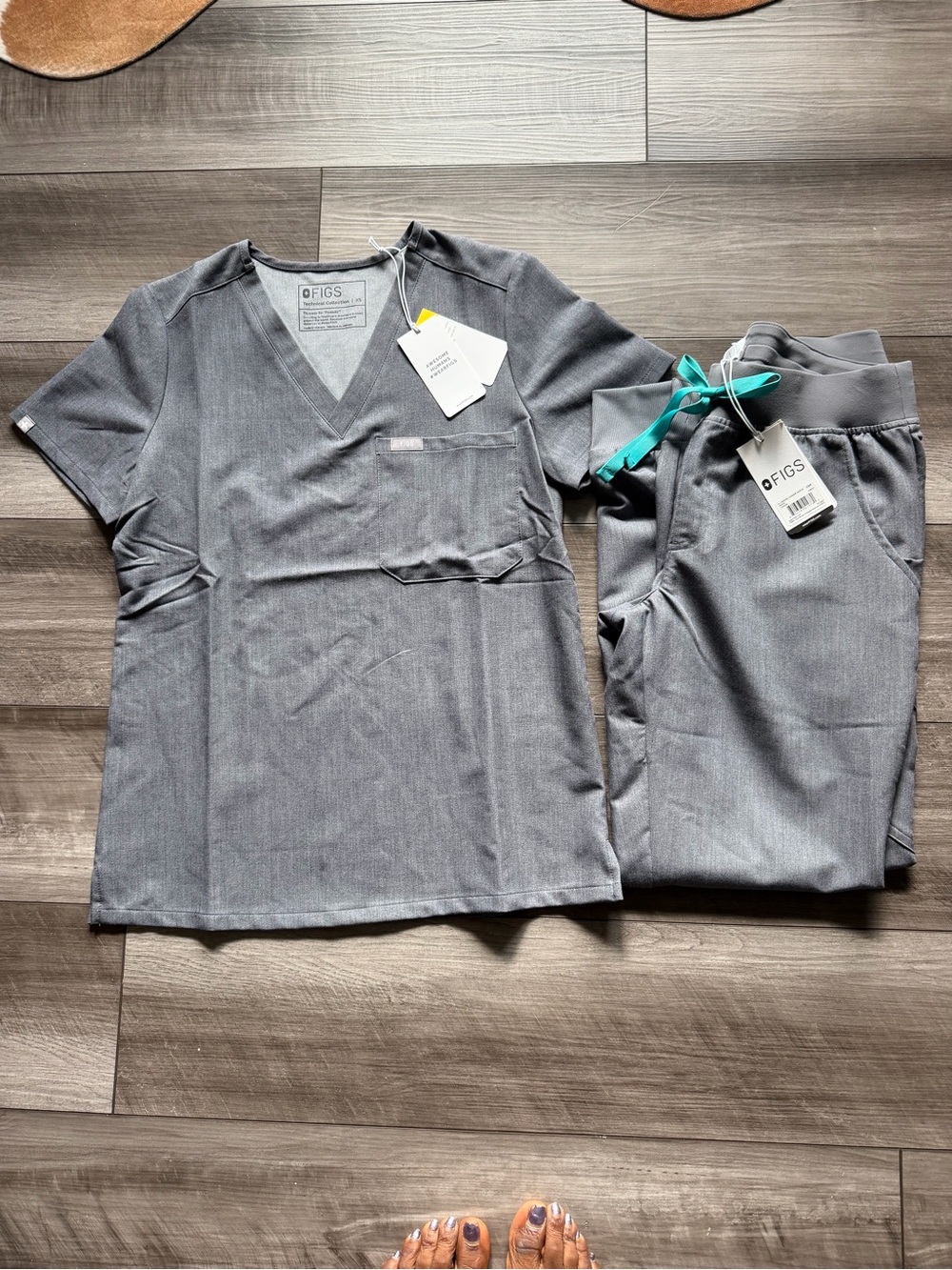 FIGS Gray Scrub Set with Teal Drawstring XS - Picture 2 of 4